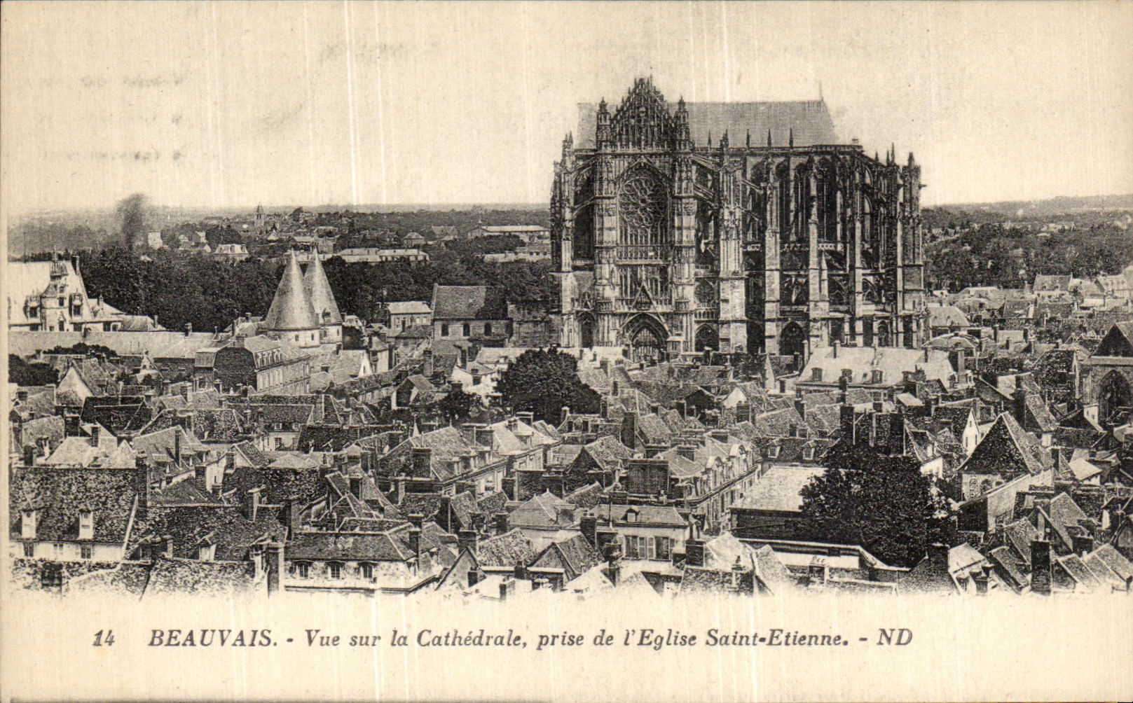 Beauvais - Vue sur la Cathédrale, prise de l'Église Saint-Etienne - ND