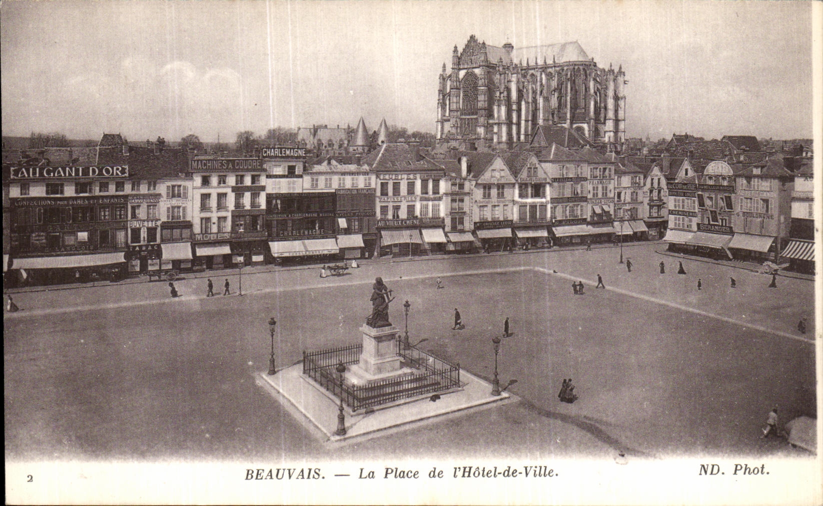 CPA La Place de l Hotel de Ville Beauvais 