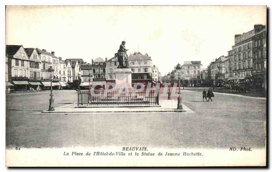 Beauvais — La Place de l'Hôtel-de-Ville et la Statue de Jeanne Hachette — ND. Phot.