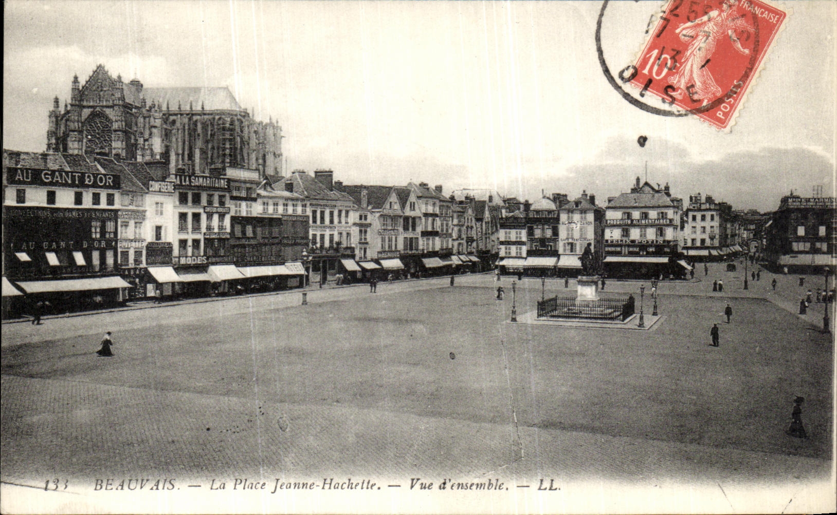 Beauvais — La Place Jeanne-Hachette — Vue d'ensemble — LL.