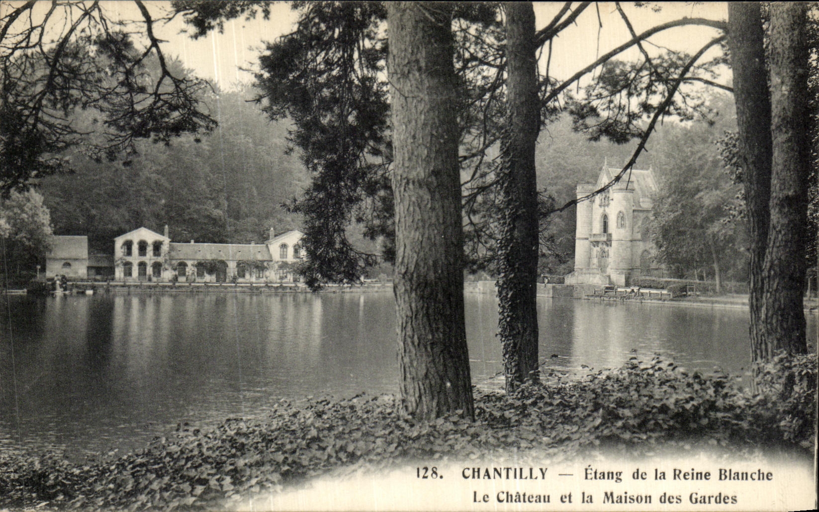 Chantilly — Étang de la Reine Blanche — Le Château et la Maison des Gardes — Éditeur Édia Paris-Versailles n°128