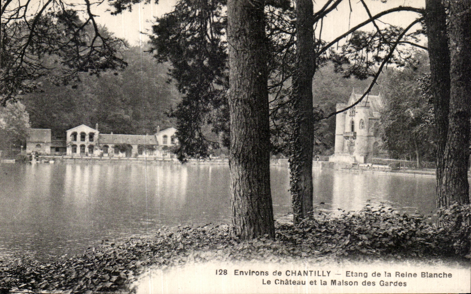 Environs de CHANTILLY — Etang de la Reine Blanche — Le Château et la Maison des Gardes