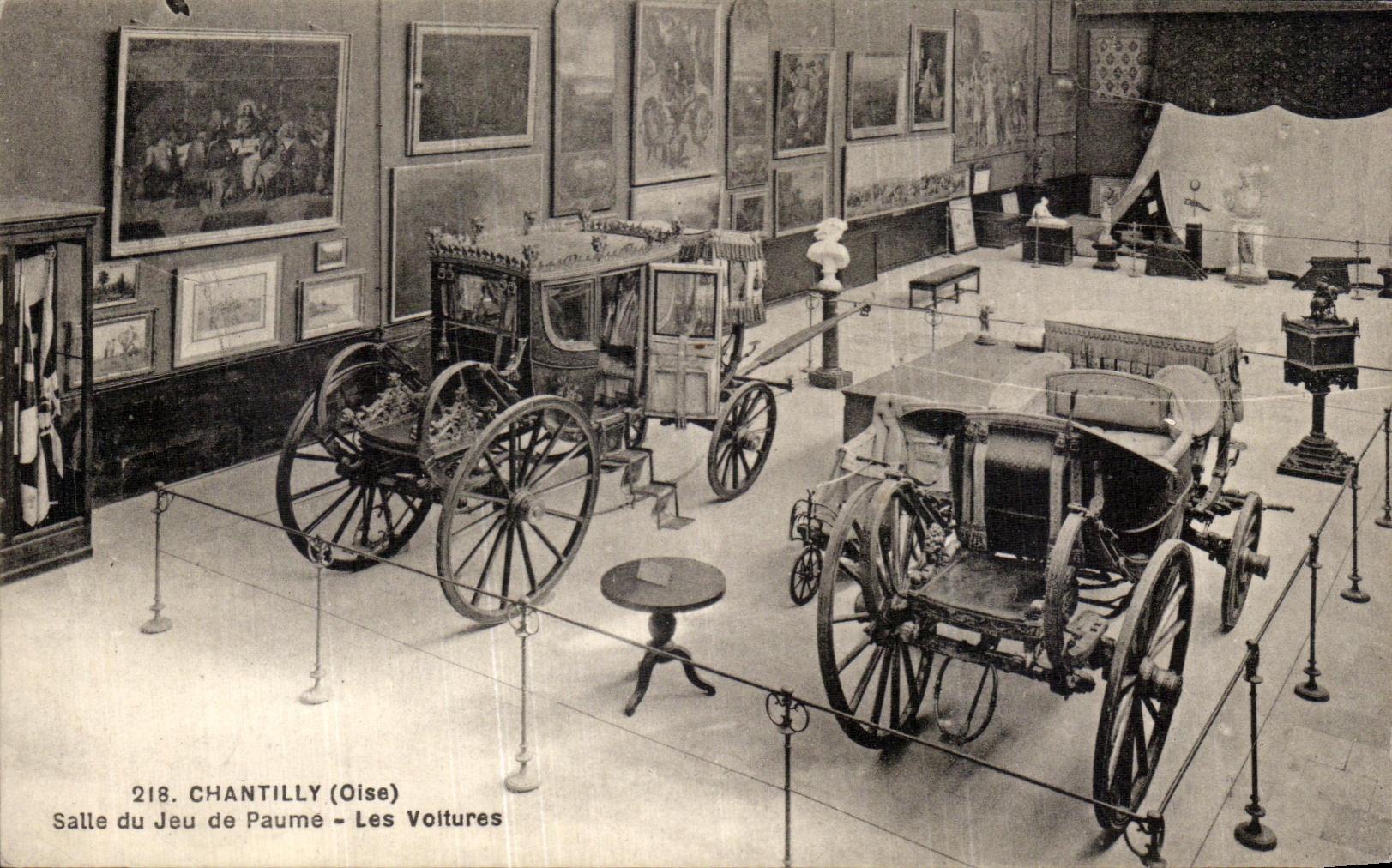 Chantilly (Oise) — Salle du Jeu de Paume — Les Voitures — Éditeur A. Bour, Vézelay
