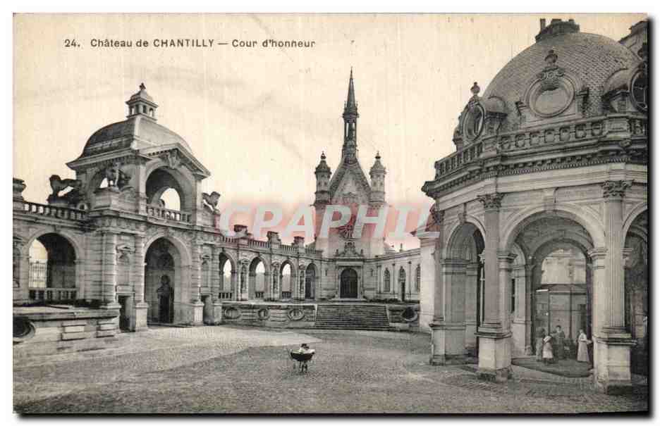 CPA Chateau De Chantilly Cour d Honneur