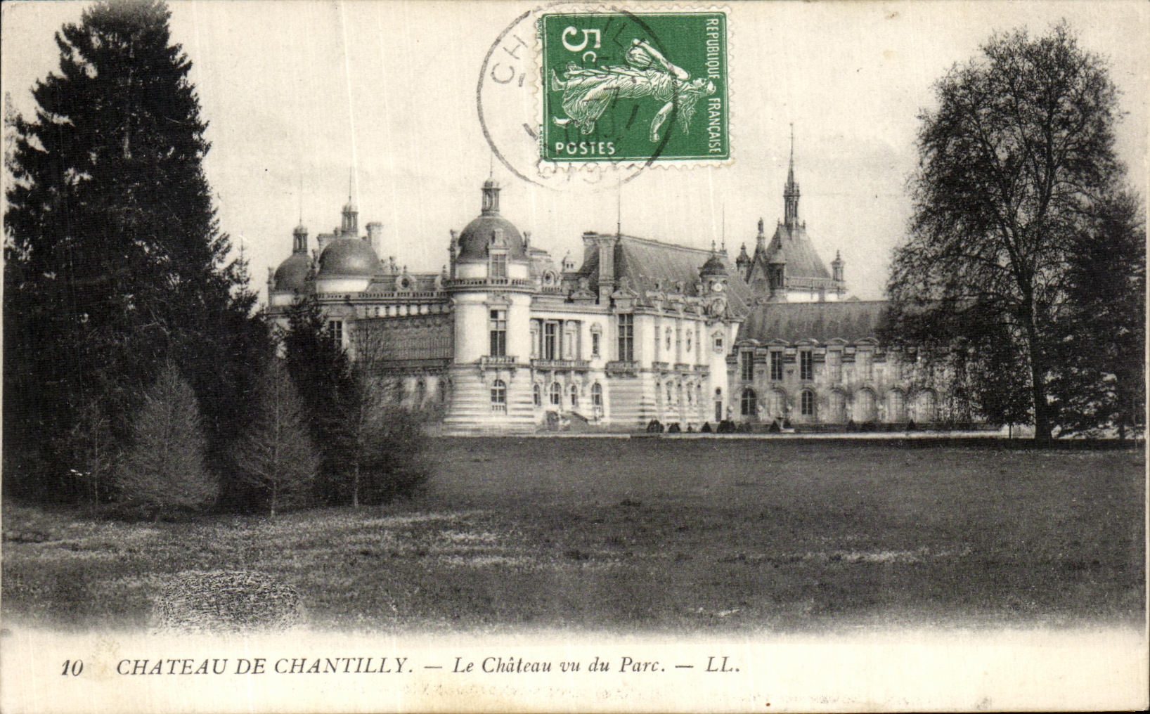 CPA Chateau De Chantilly Le Chateau vue du parc