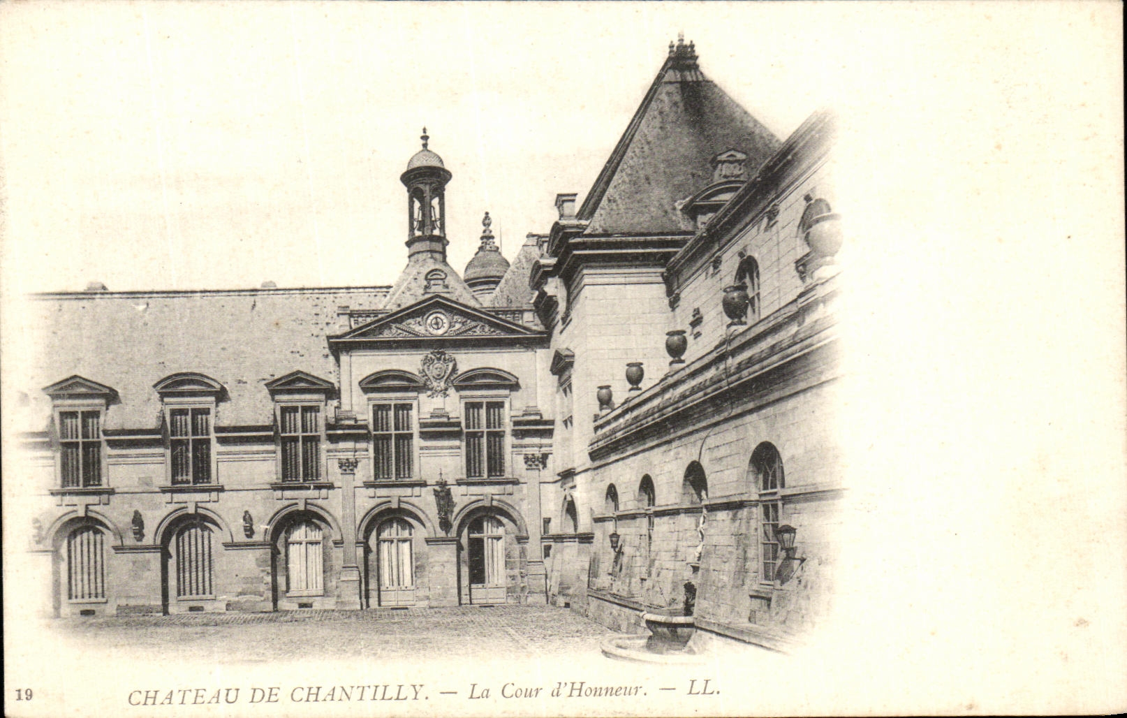 Château de Chantilly — La Cour d'Honneur — LL. n°19