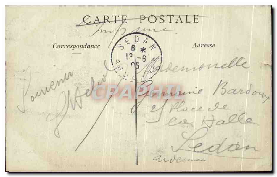 CPA Chateau de Chantilly Cour d Honneuret entree du msee Conde — Verso