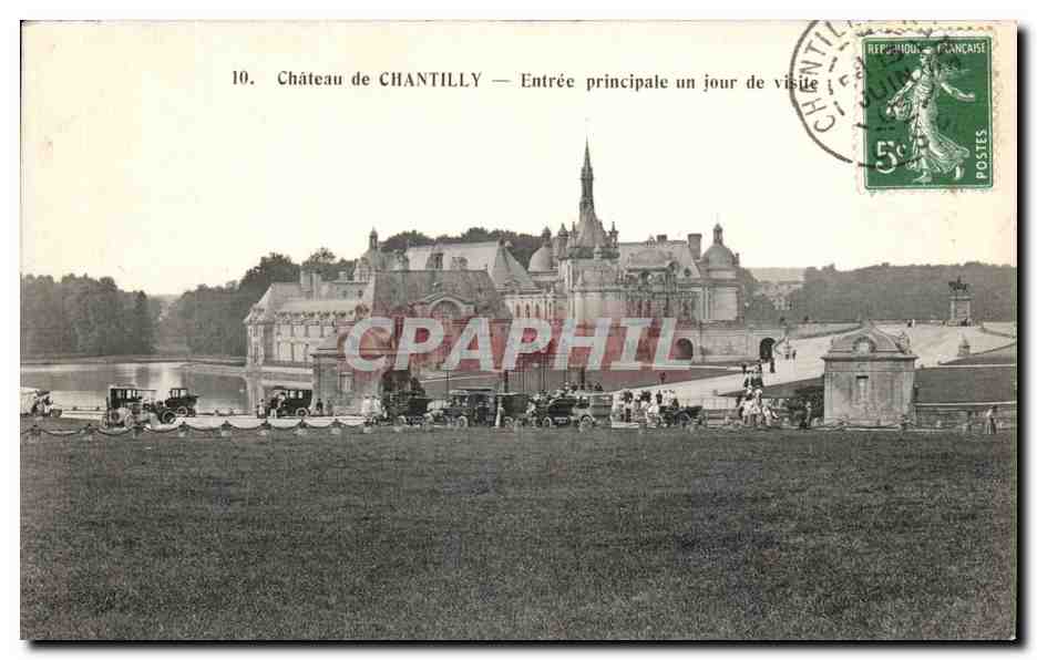 Château de Chantilly — Entrée principale un jour de visite — Héliotypie Bourdier et Faucheux, Versailles
