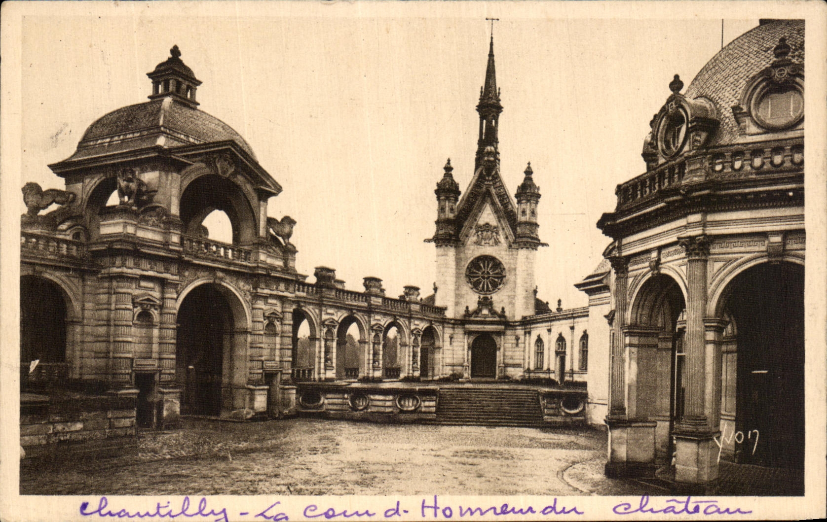 Chantilly - La Cour d'Honneur du Château — Édition d'Art YVON, n°107