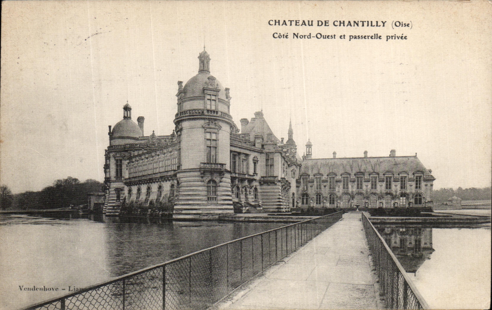 Château de Chantilly (Oise) — Côté Nord-Ouest et passerelle privée — Vendenhove - Liampost