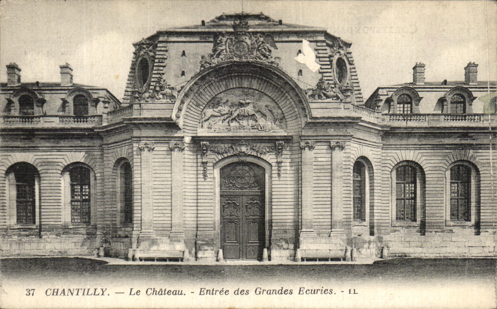 CPA Chantilly Le Chateau Entree des ecuries