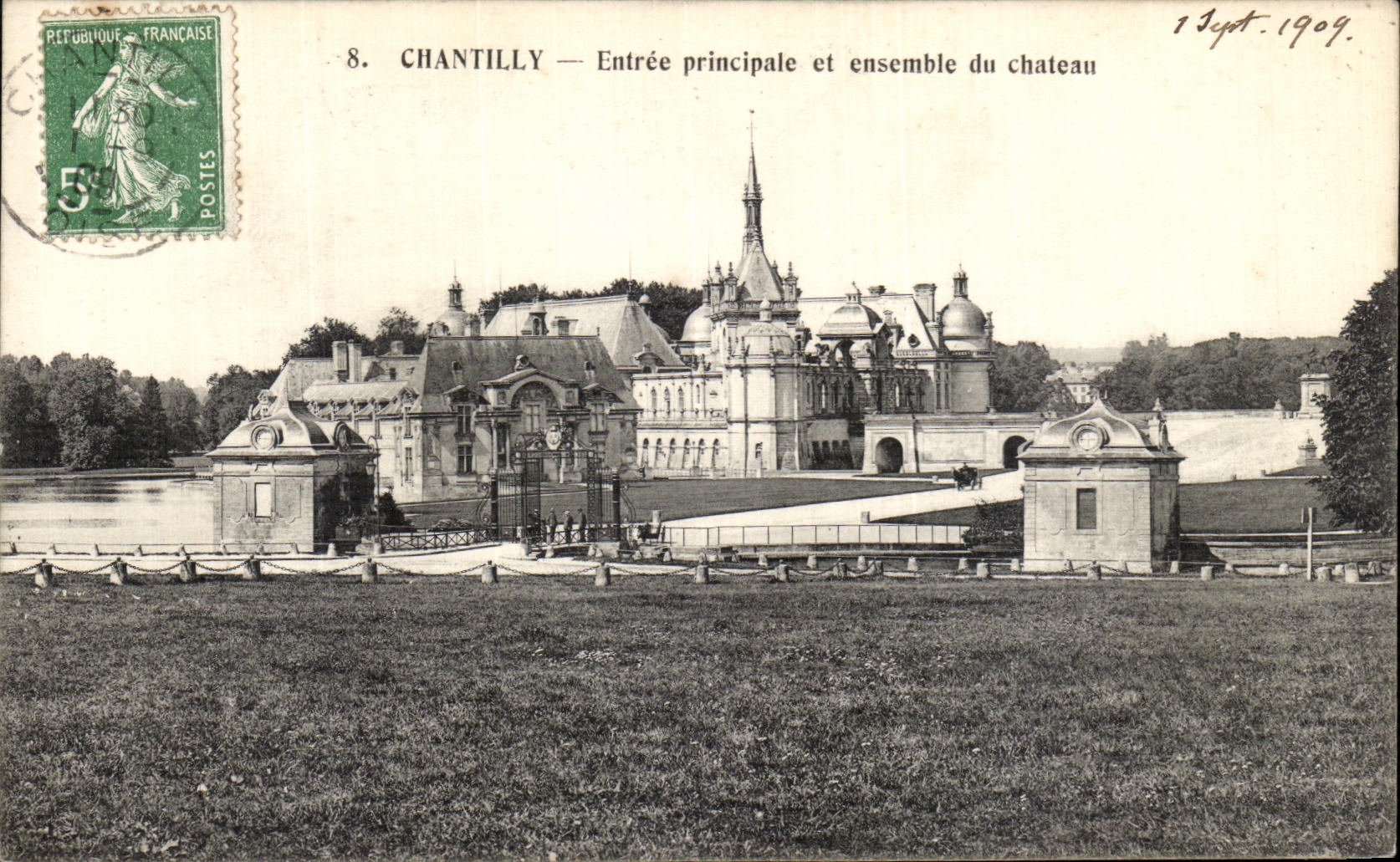 Chantilly — Entrée principale et ensemble du château — Héliotypie Bourdier et Faucheux, Versailles