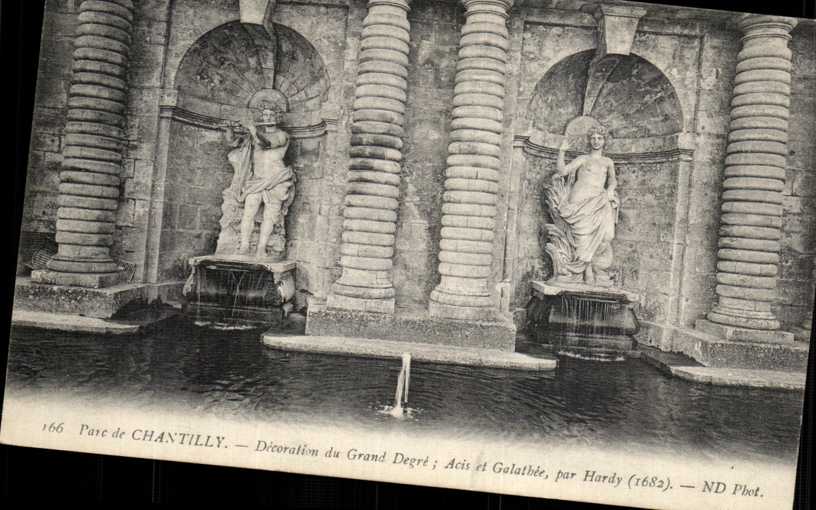 Parc de Chantilly — Décoration du Grand Degré ; Acis et Galatée, par Hardy (1682) — ND Phot.