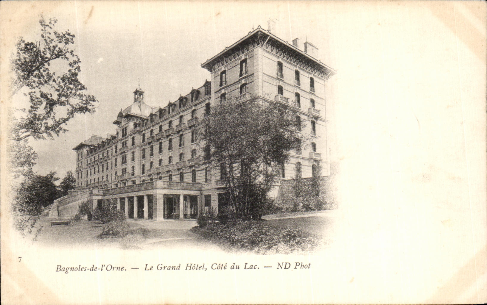 Bagnoles-de-l'Orne — El Gran Hotel, Lado del Lago — ND Phot