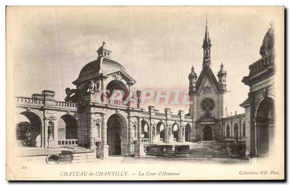 Château de Chantilly — La Cour d'Honneur — Collections ND Phot.