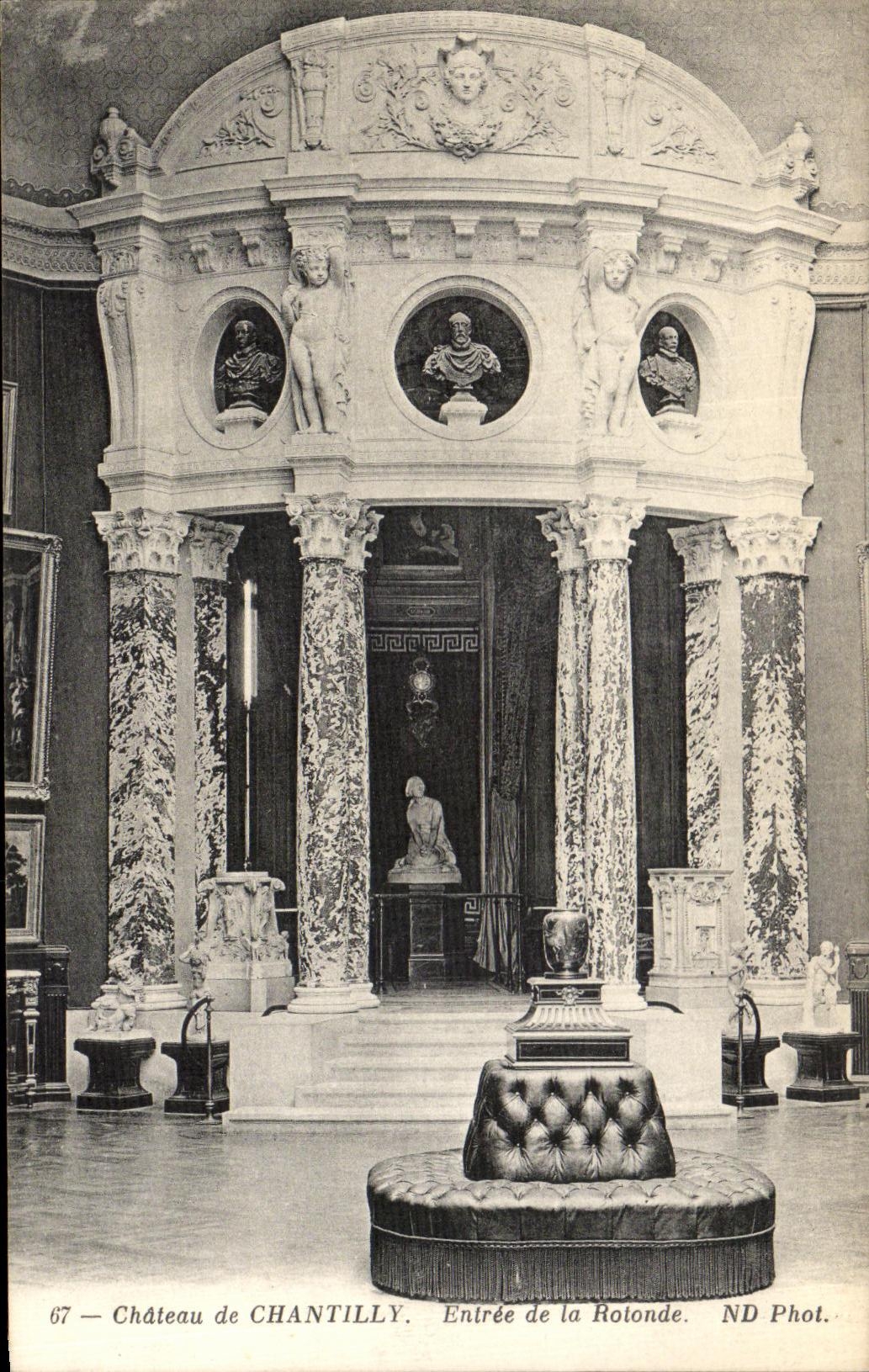 Château de Chantilly — Entrée de la Rotonde — ND Phot.