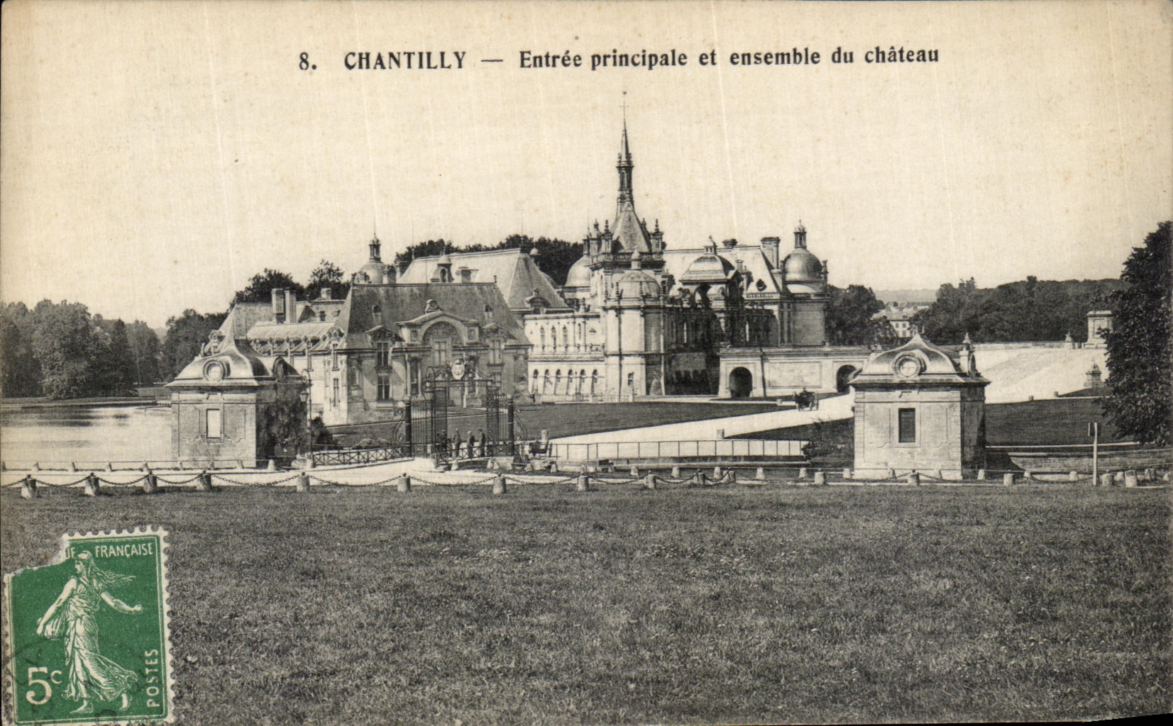 Chantilly — Entrée principale et ensemble du château — Hélio. A. Bourdier, Versailles