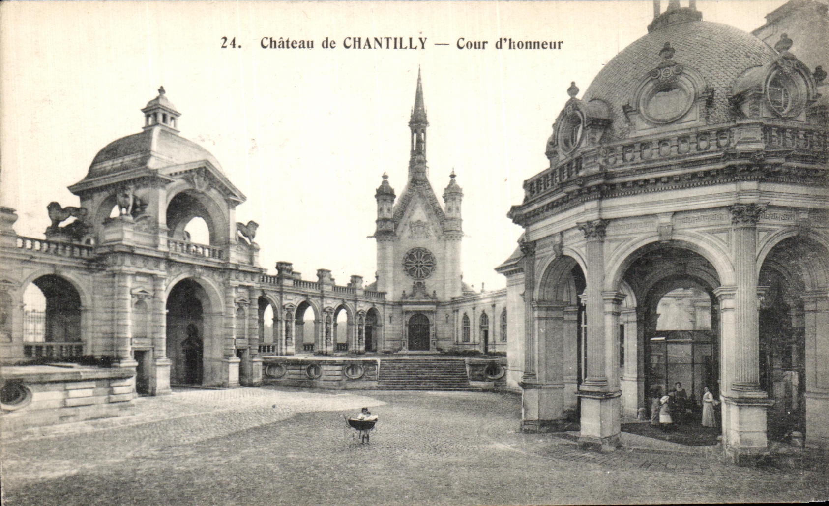 CPA Chateau De Chantilly Cour d honneur