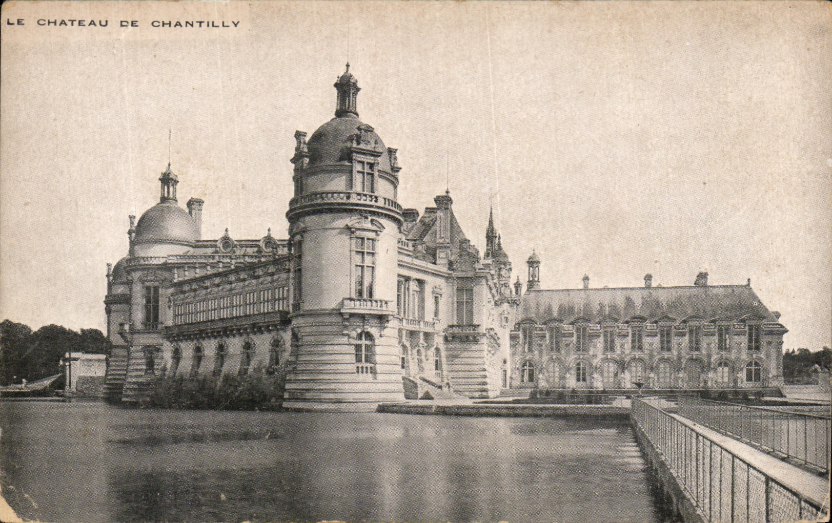 Le Château de Chantilly — vue du château avec son étang — éditeur non identifié