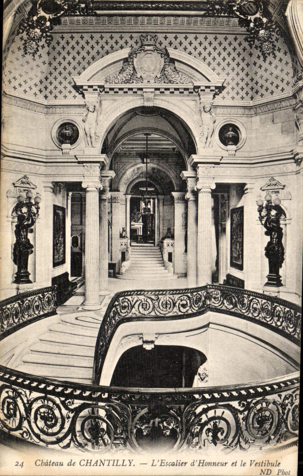 Château de Chantilly — L'Escalier d'Honneur et le Vestibule — ND Phot