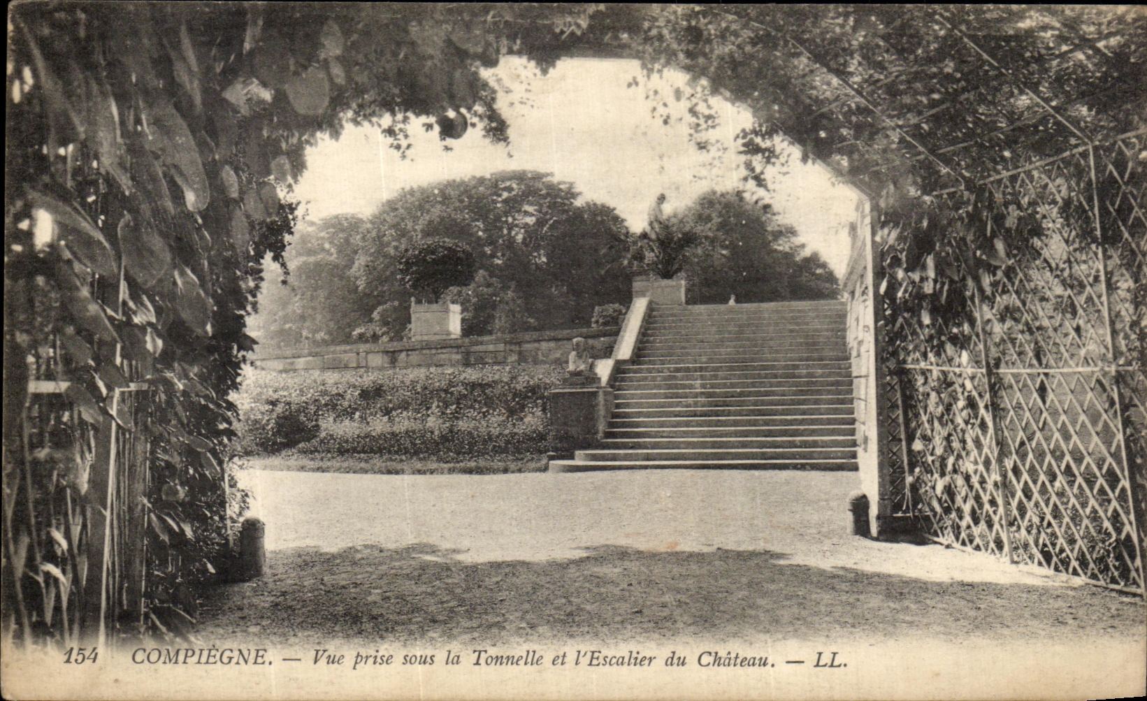 Compiègne — Vue prise sous la Tonnelle et l'Escalier du Château — LL. n° 154