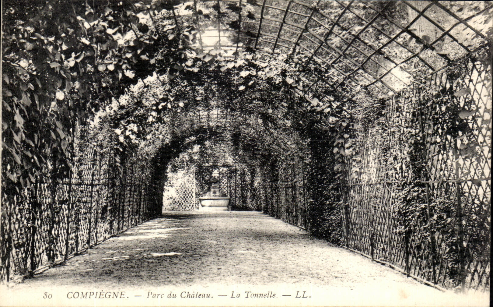 CPA Compiegne Le Chateau Parc du chateau Tonnelle