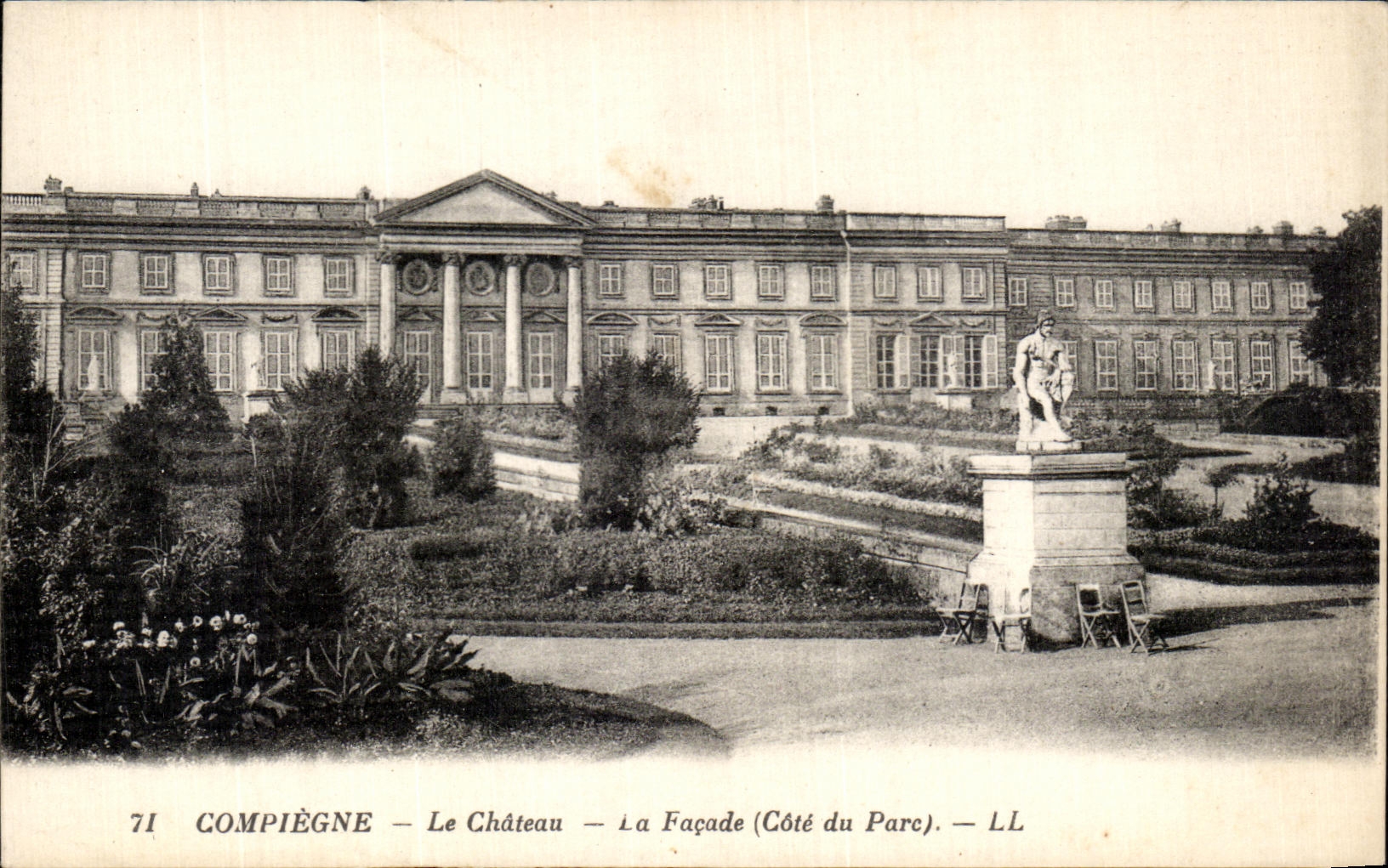 CPA Compiegne Le Chateau La Facade