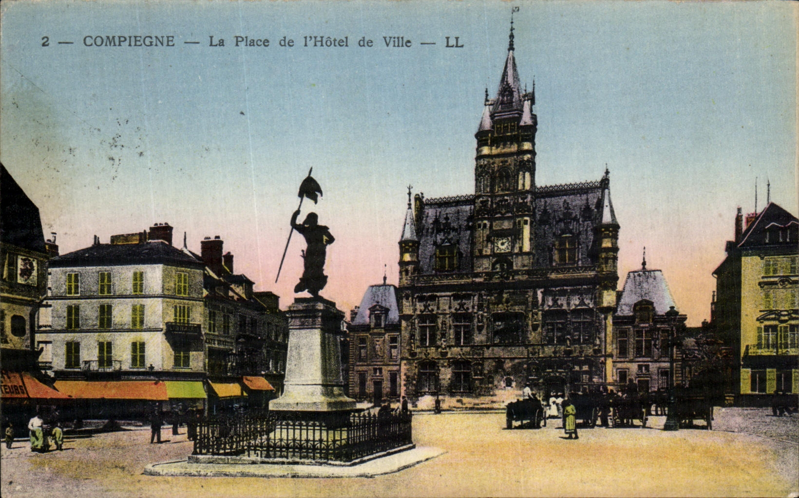 CPA Compiegne La Place de L Hotel de Ville