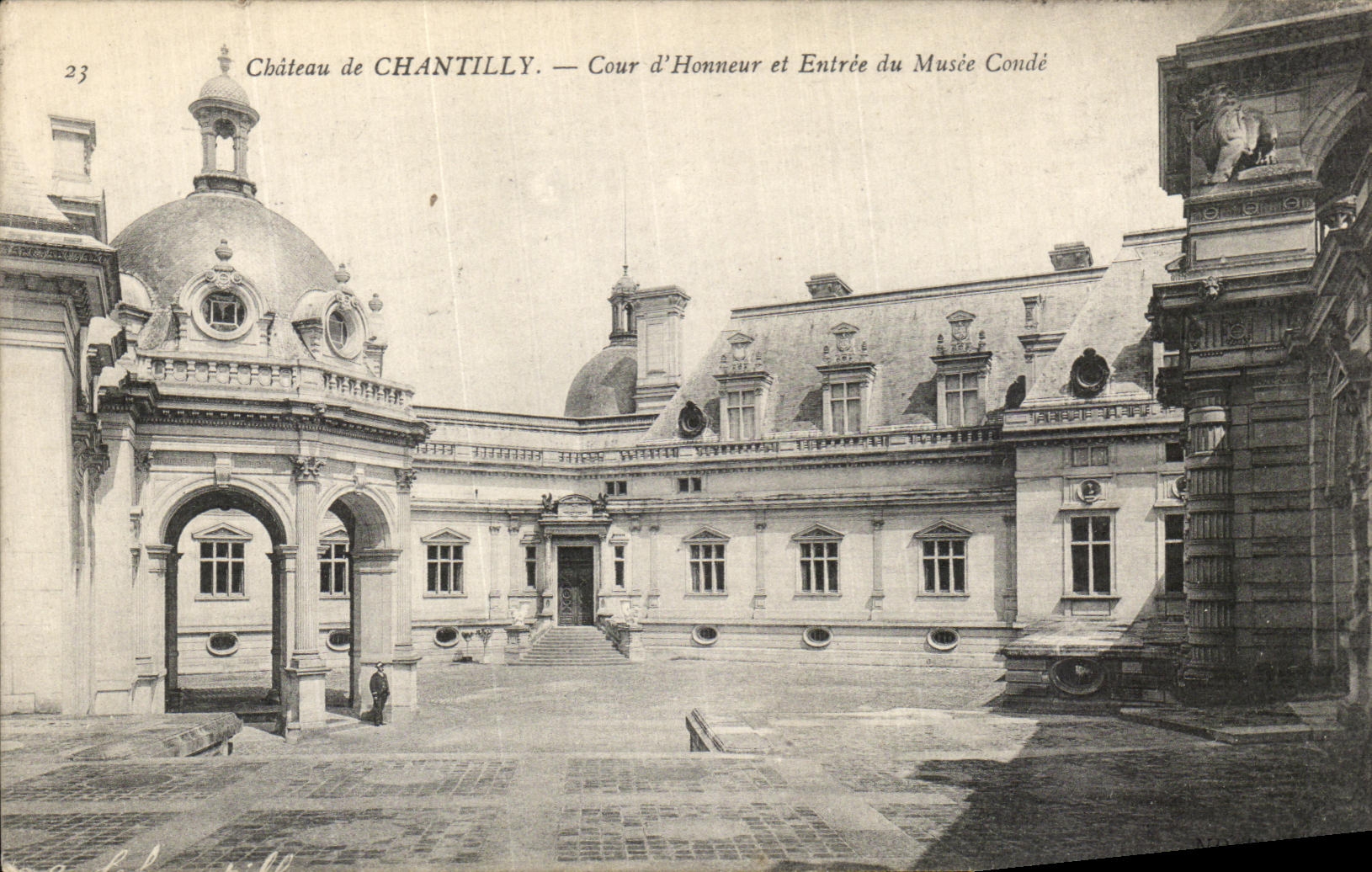 CPA Chateau de Chantilly Cour d Honneur et Entree du Musee Conde