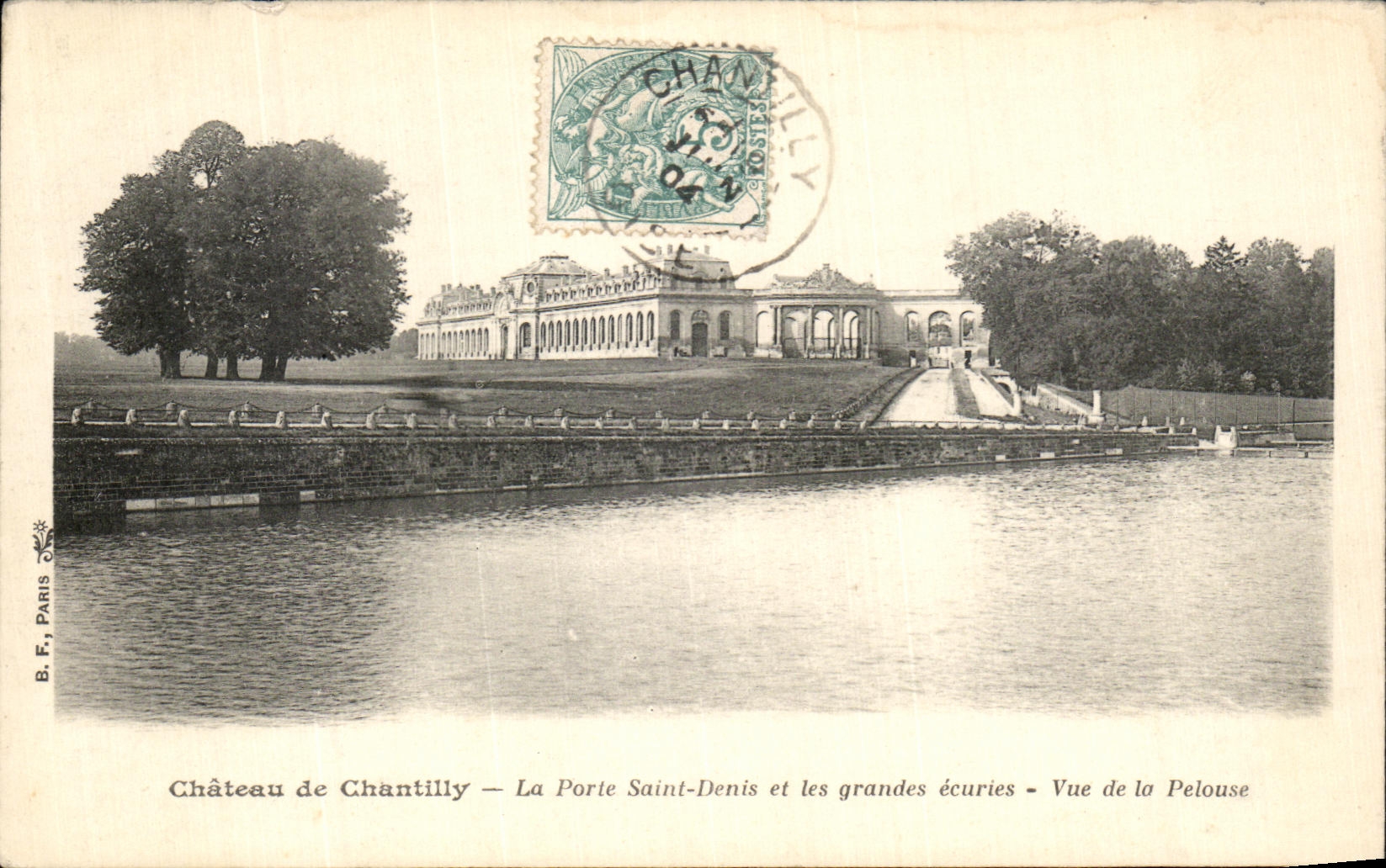 Château de Chantilly — La Porte Saint-Denis et les grandes écuries — Vue de la Pelouse — B.F. Paris