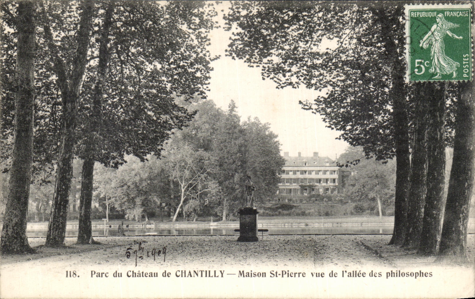 Parc du Château de Chantilly — Maison St-Pierre vue de l'allée des philosophes — Héliotypie Bourdier et Faucheux, n°118