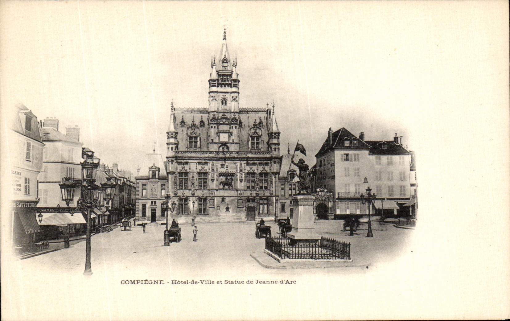 Compiègne - Hôtel-de-Ville et Statue de Jeanne d'Arc — Éditeur : Sautvetier