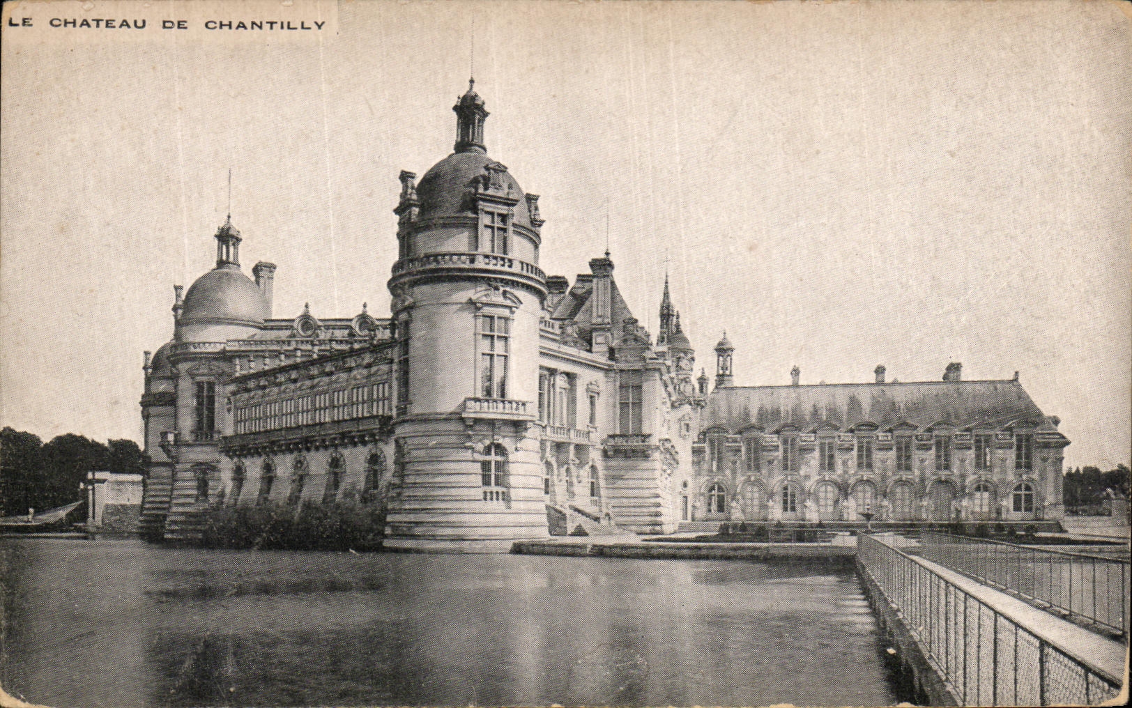 Le Château de Chantilly — vue du château et de son étang — éditeur non visible