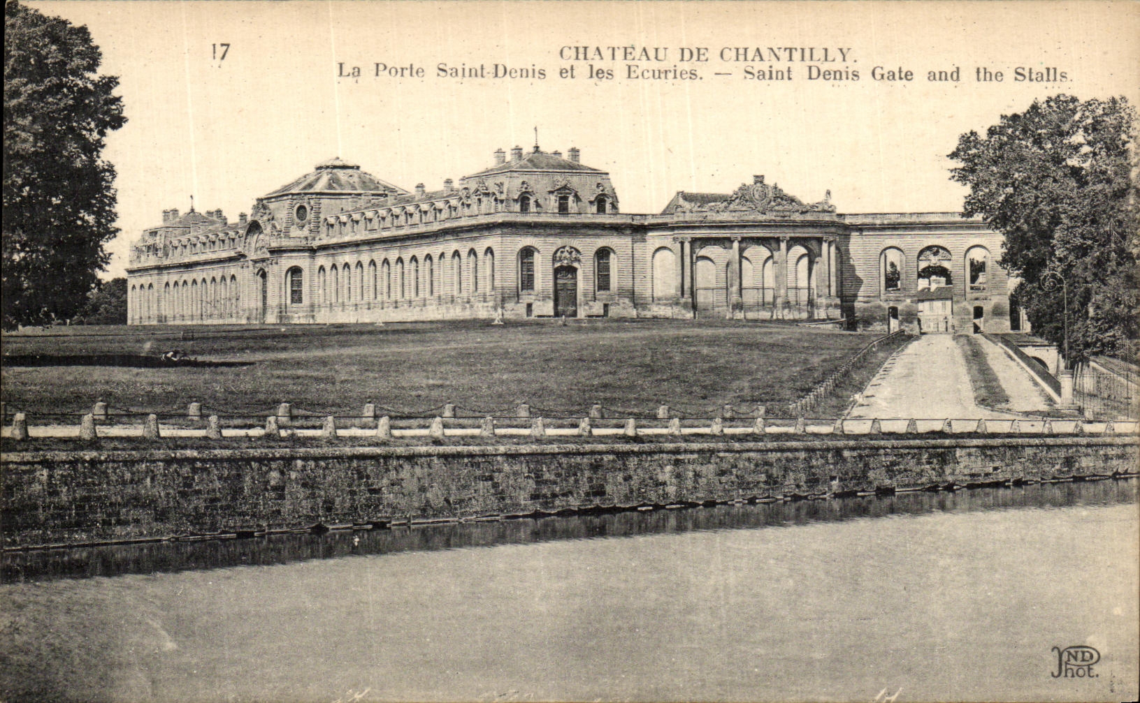 CPA Chateau De Chantilly La Porte Saint Denis et les Ecuries 