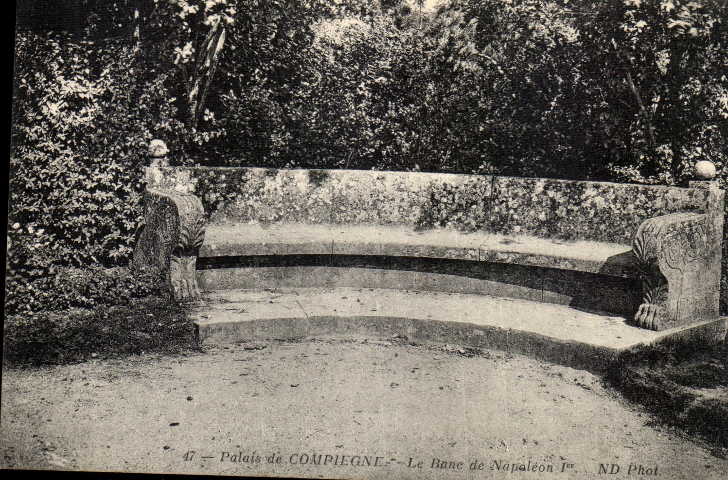 CPA Palais de Compiegne Le Banc de Napoleon 1er
