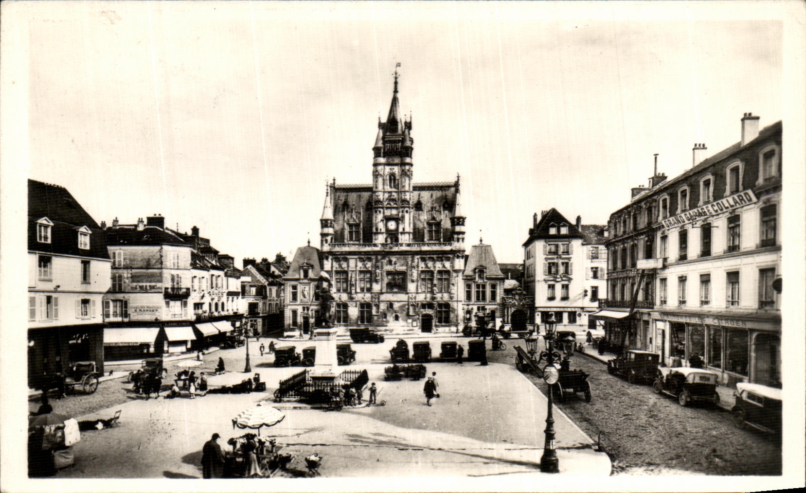 CPA Compiegne Place de l Hotel de Ville