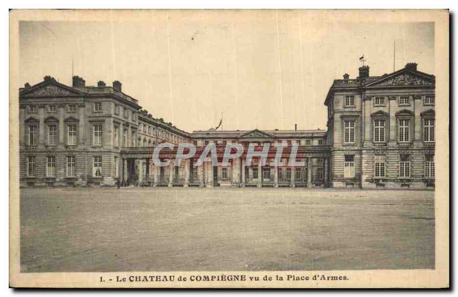 CPA Le Chateau de Compiegne Vue de la Place d Armes