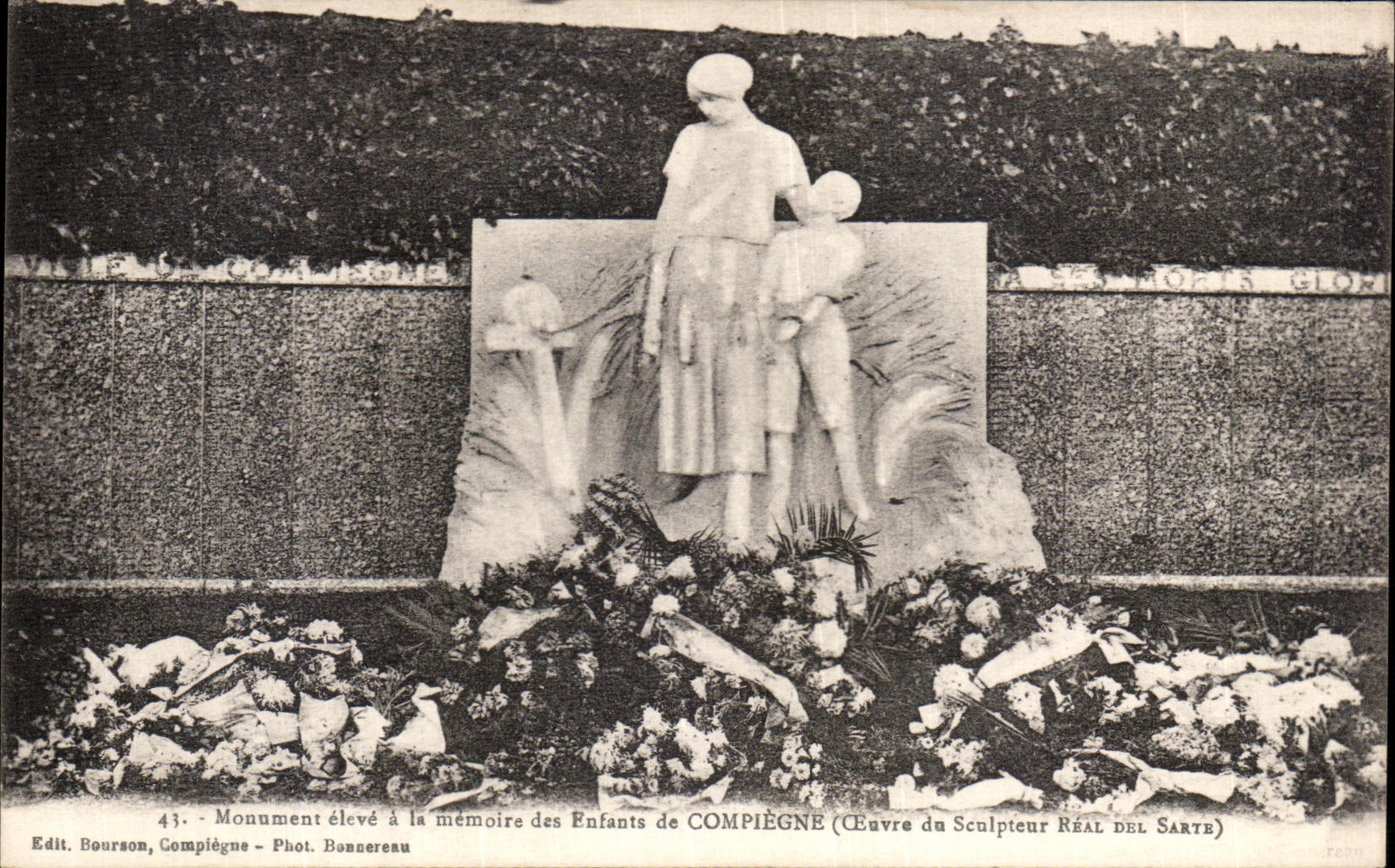 CPA Monument eleve a la Memoire des Enfants de Compiegne Militaria