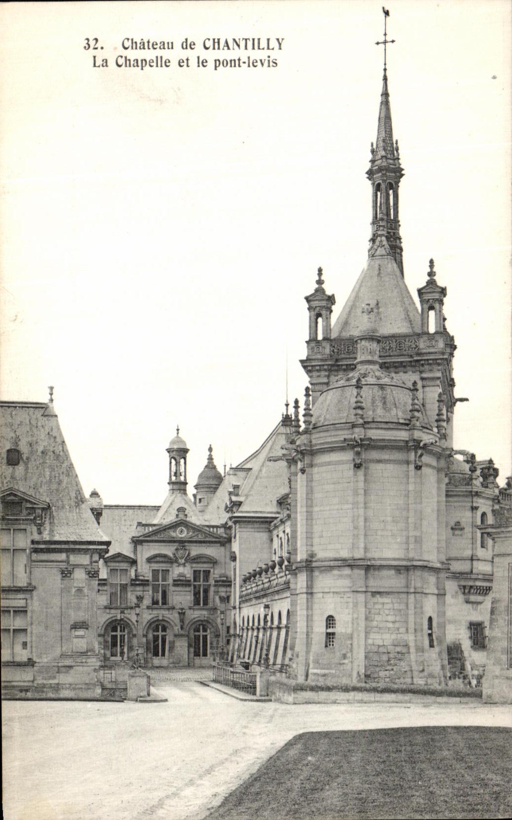 Château de Chantilly — La Chapelle et le pont-levis — Bibliotypie Bourdier et Faucheux, Versailles, n°32