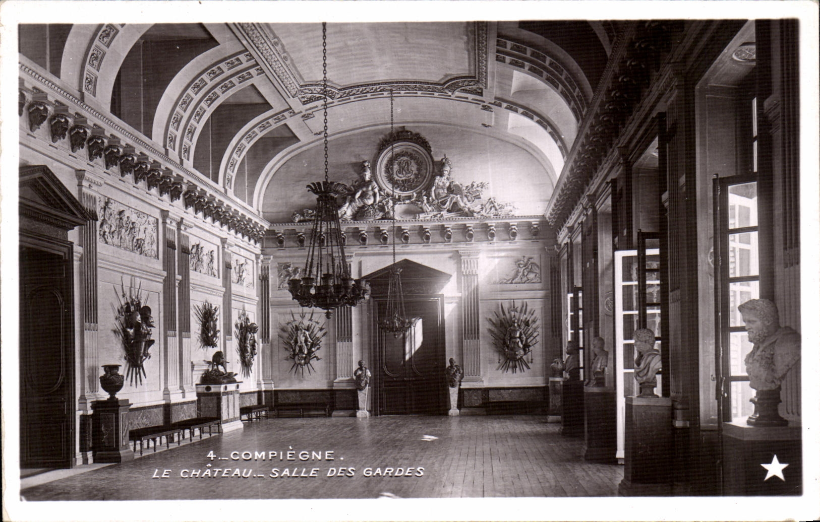CPA Compiegne Le Chateau Salle Des Gardes