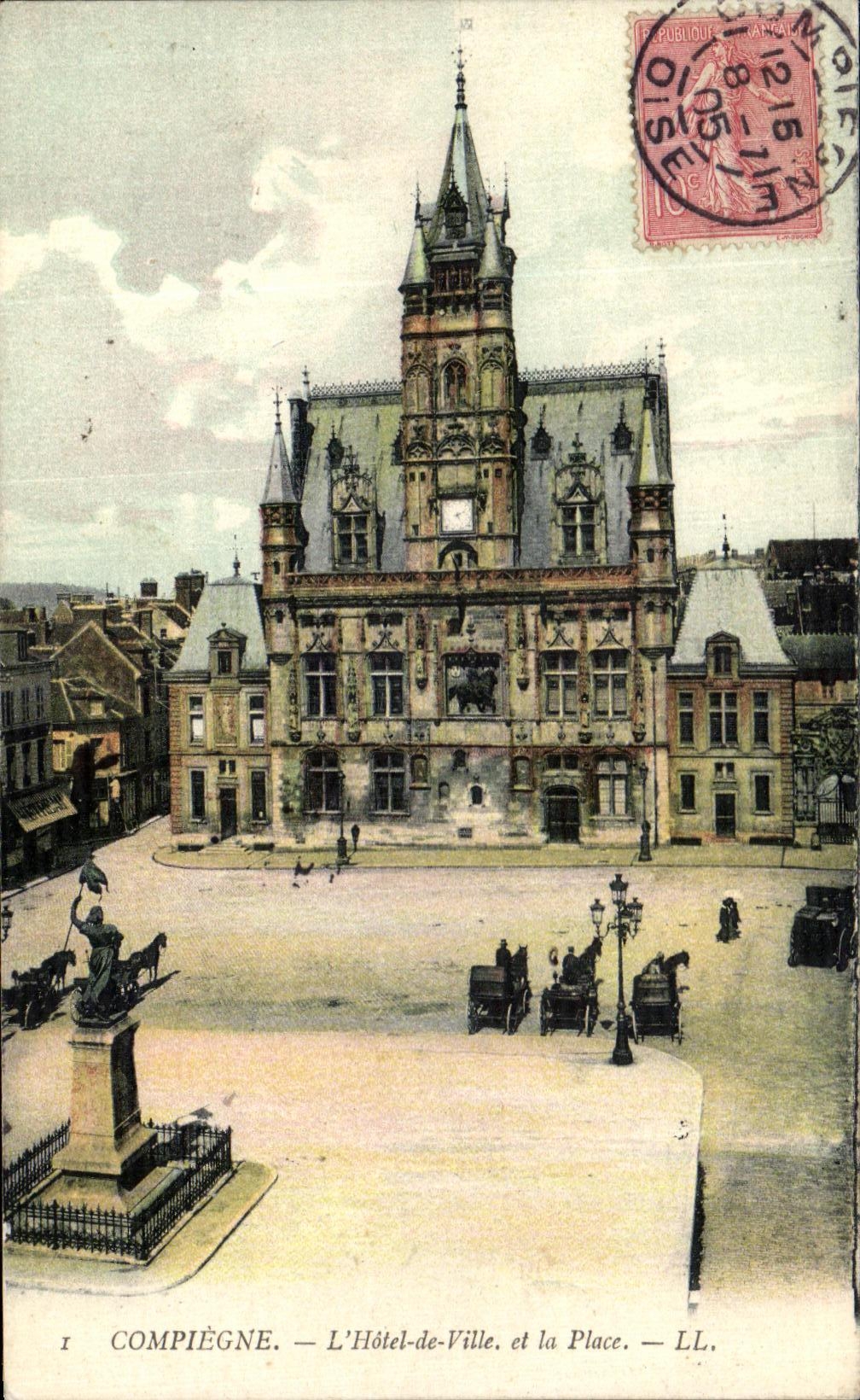 CPA Compiegne L Hotel de Ville et la Place