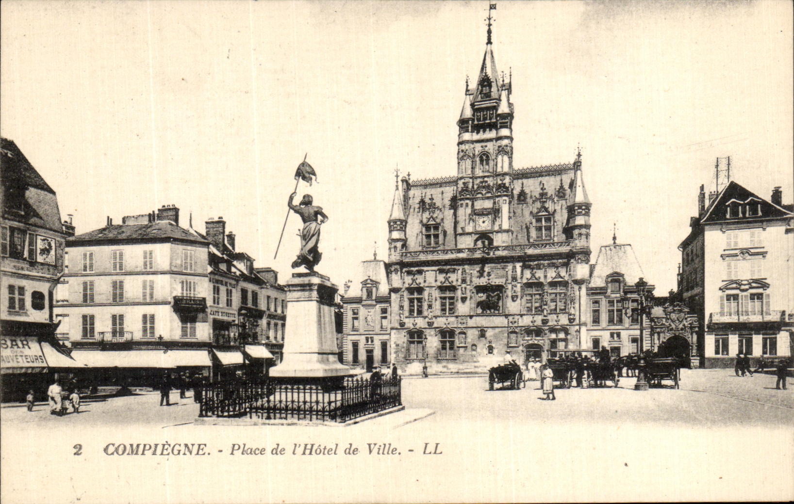 CPA Compiegne Place de L Hotel de Ville