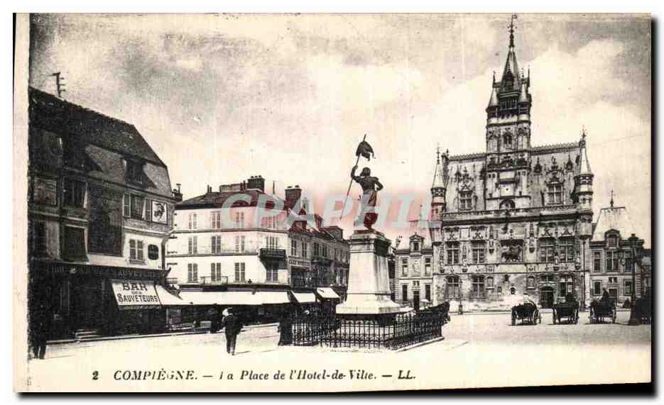 CPA Compiegne La Place de l Hotel de ville