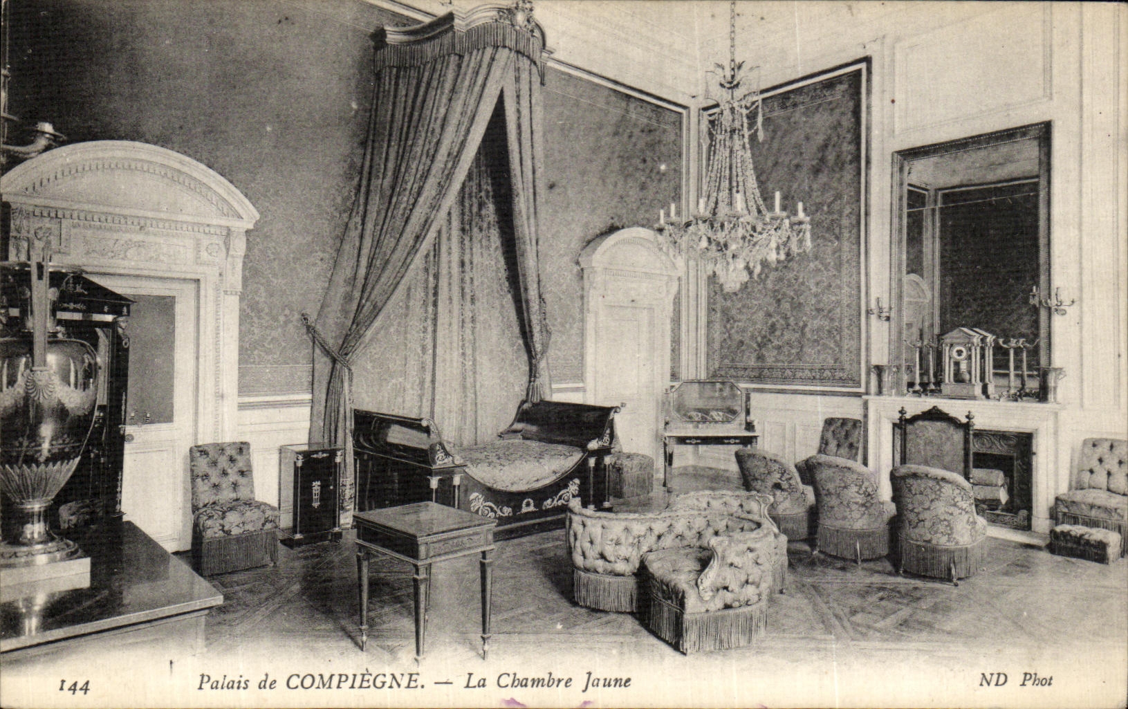 CPA Palais de Compiegne La chambre jaune