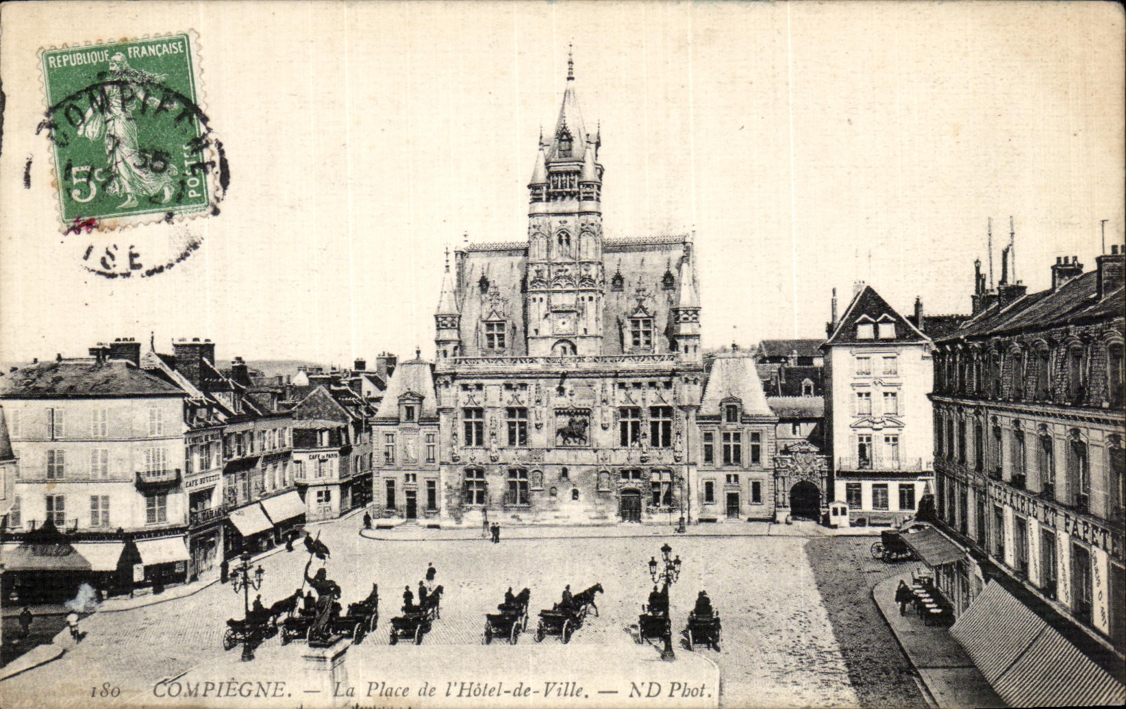 Compiègne — La Place de l'Hôtel-de-Ville — ND Pbot.