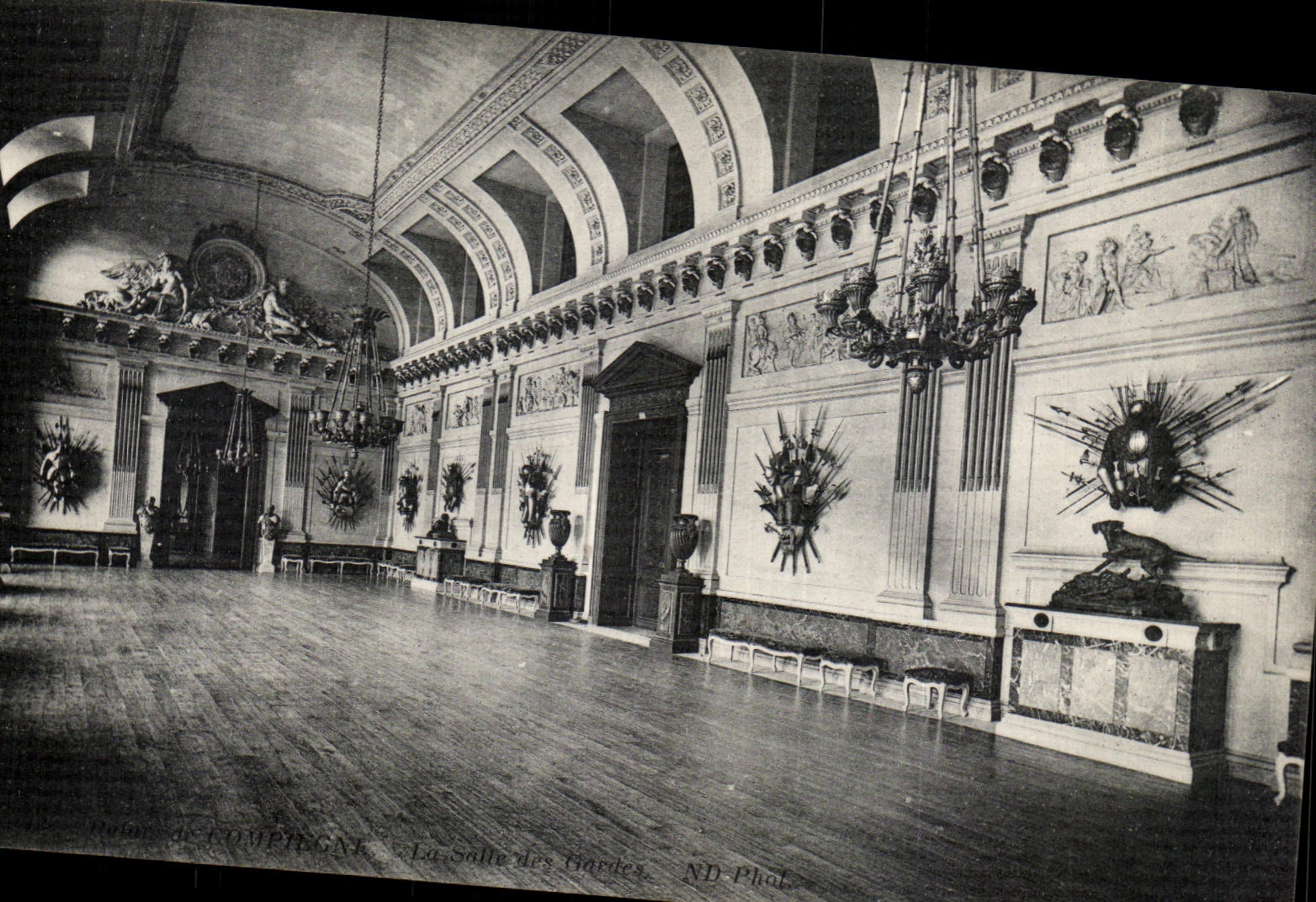CPA Compiegne Le Chareau Salle des gardes
