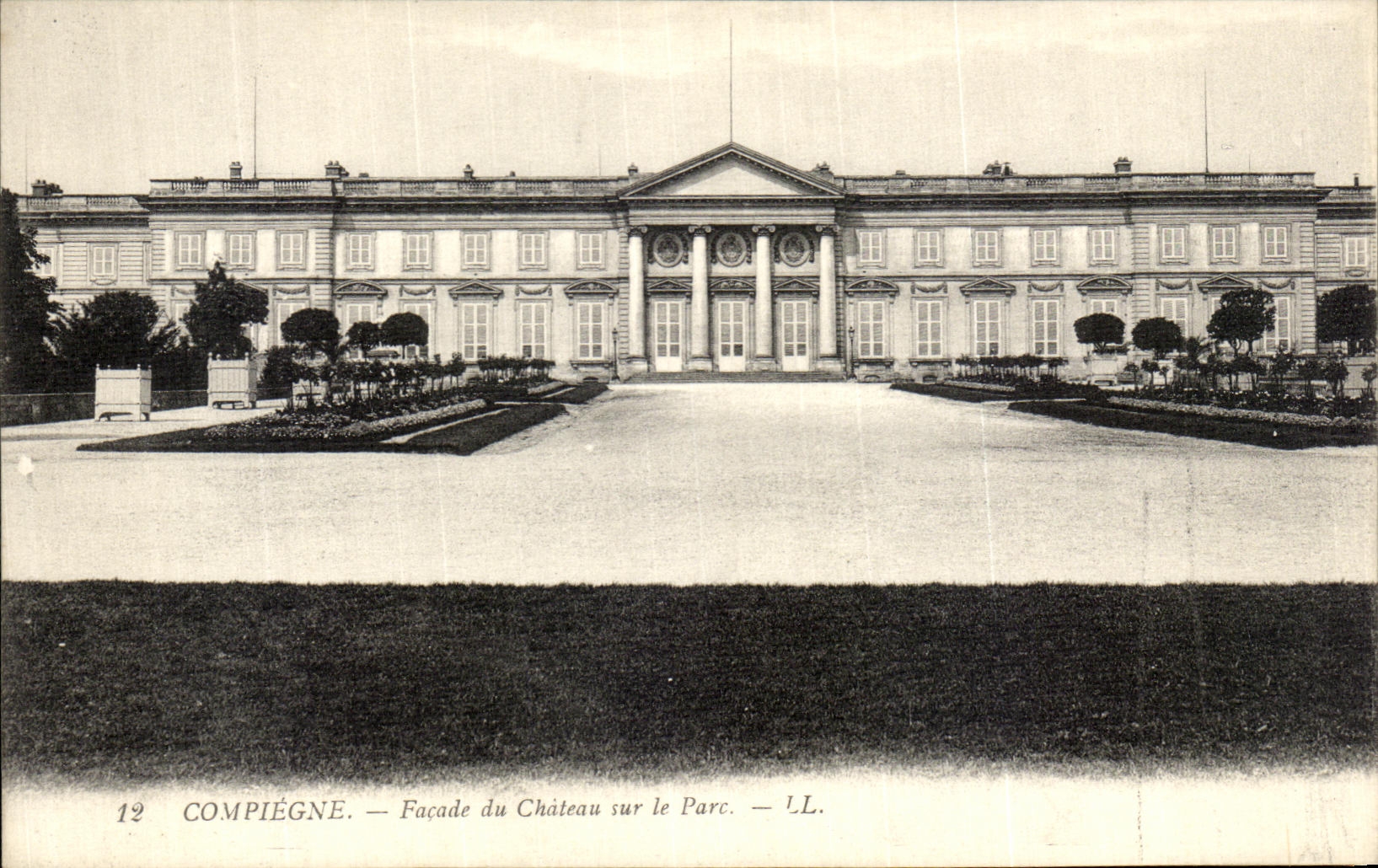 Compiègne — Façade du Château sur le Parc — LL. n°12