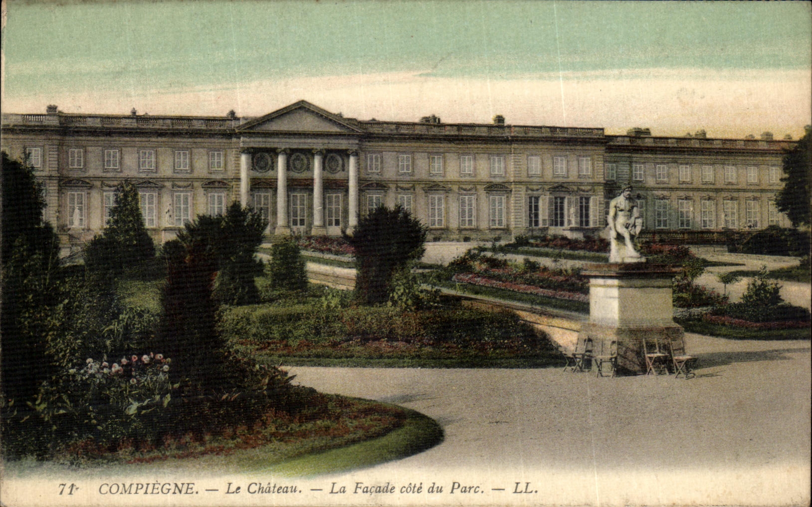 CPA Compiegne Le Chateau La facade cote du parc