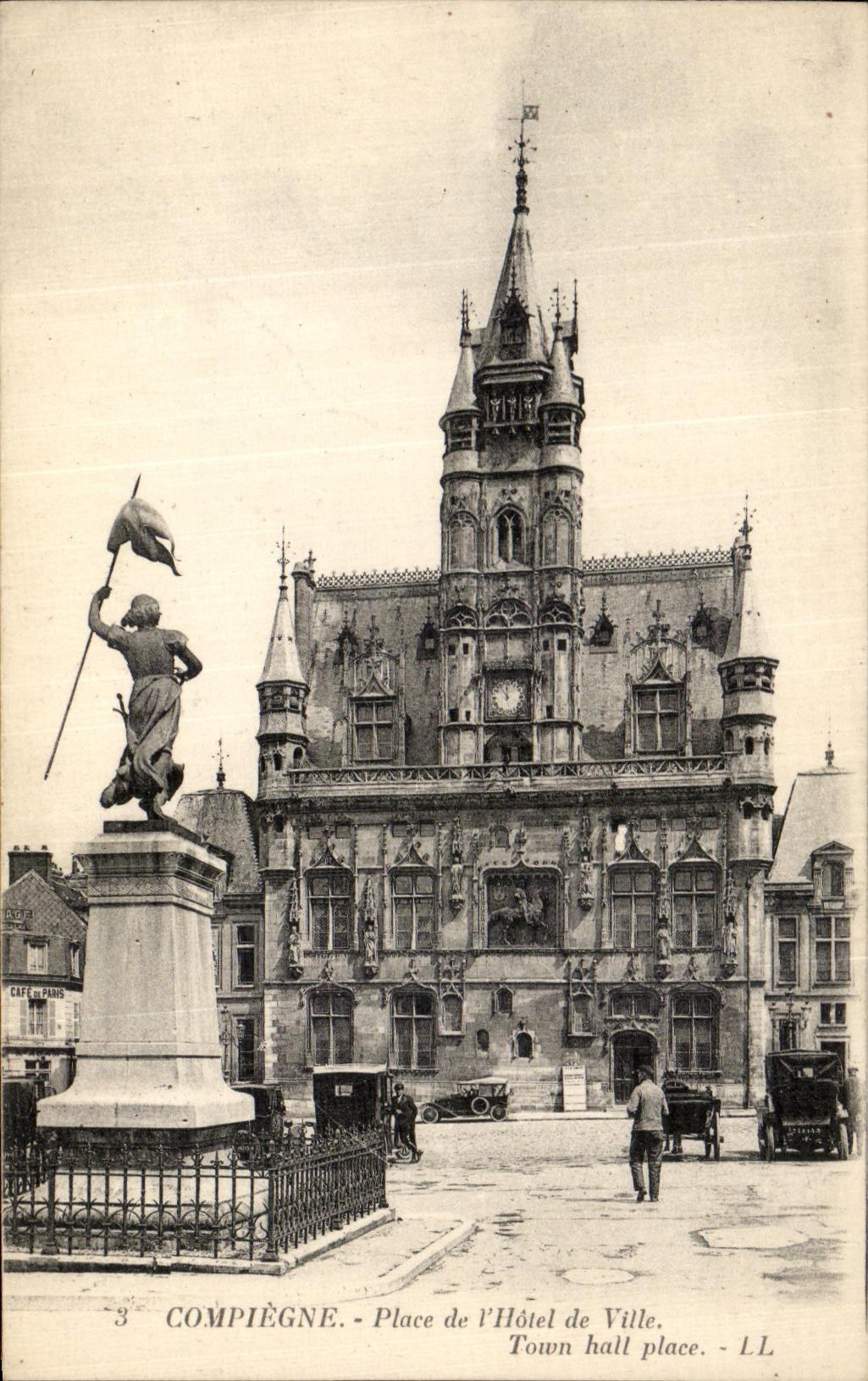 CPA Compiegne Place de l Hotel de ville