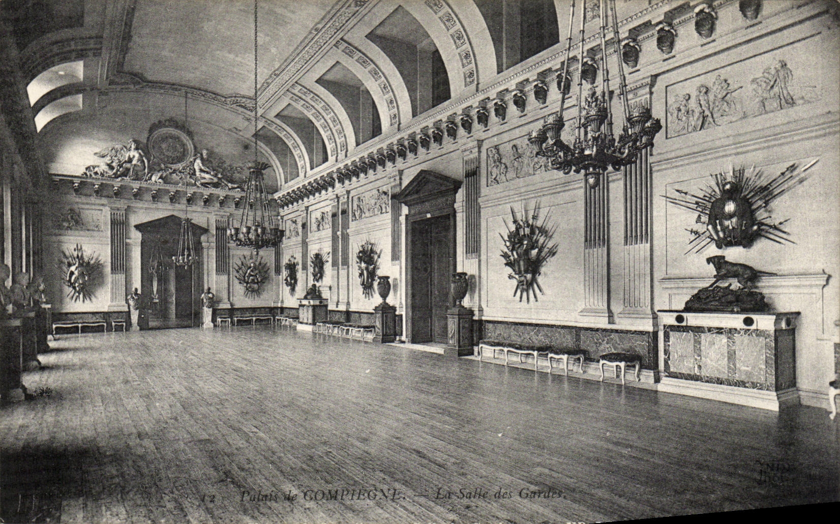 CPA Palais de Compiegne La Salle des Gardes